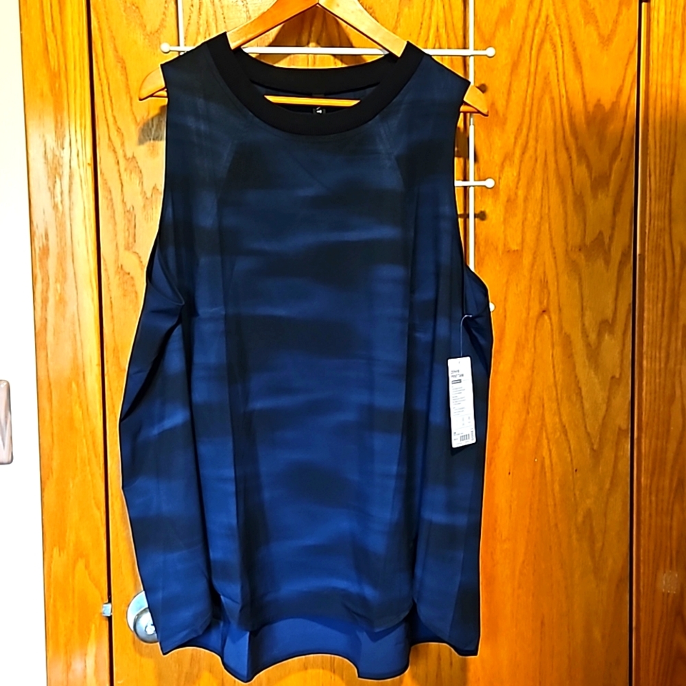Beautiful Athleta light and flowing print tank top. Size 3X. Navy blue and black